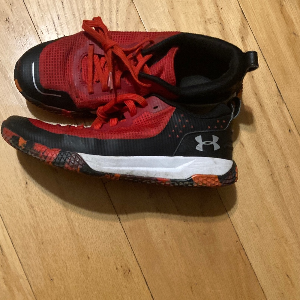 Under armor boys sneakers size 5 youth